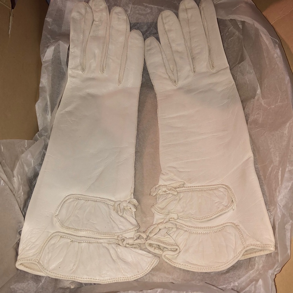 Vintage white leather gloves